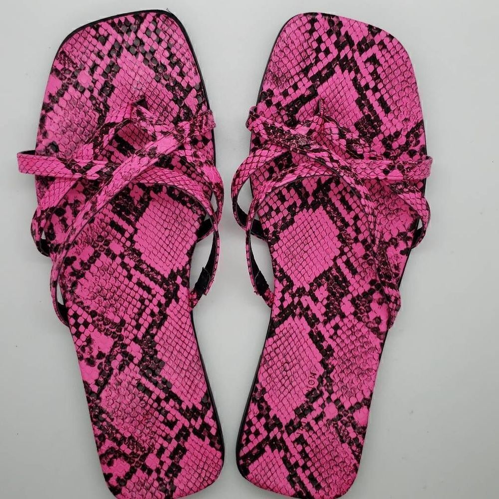 14th And Union Size 7 Hot Pink Snake Skin Flip Flop